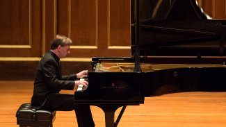 Stephen Hough live (credit Robert Torres)