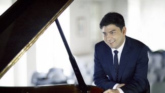 Behzod Abduraimov at the piano.