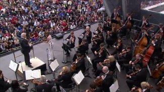 Lisa Batiashvili - Tchaikovsky: Violin Concerto with Staatskapelle Berlin/Daniel Barenboim Thumbnail
