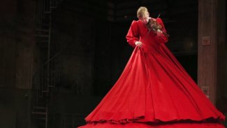 A Red Dress in the Pierre Boulez Saal Thumbnail