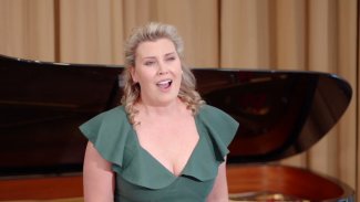 Alexandra Lowe - “Per pietà, bell’idol mio” from Così fan tutte (Mozart). Accompanied by Serge Rybin