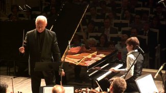 Daniel Kharitonov plays Mozart Piano Concerto No. 9 in Eb Thumbnail