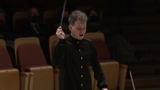 Kapuła conducts Saint-Saëns' "Symphony no. 2", op. 55 (excerpt)