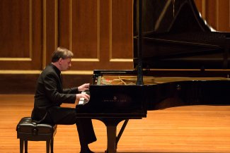 Stephen Hough live (credit Robert Torres)