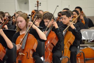 Children playing cello © Unsplash