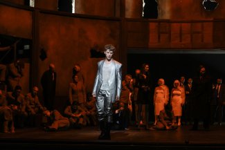 Lohengrin2_Christopher Sokolowski (Mitte), Brahms, Inoue, Chor und Extrachor_Foto Jörg Landsberg.jpg