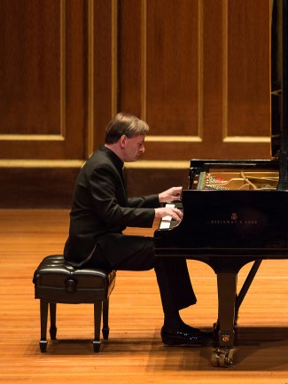 Stephen Hough live (credit Robert Torres)