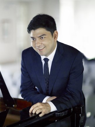 Behzod Abduraimov at the piano.