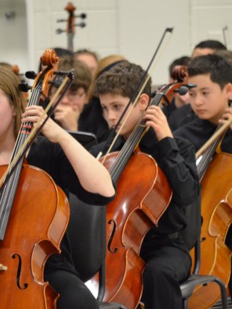 Children playing cello © Unsplash